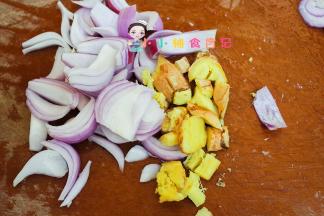 准备姜、洋葱切块