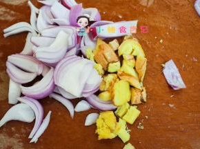 准备姜、洋葱切块
