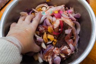 将羊肉放在盆里加入姜、洋葱、盐2g抓一下一方面去腥一方面腌渍入基础味道，腌渍半小时备用