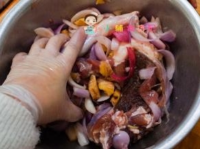将羊肉放在盆里加入姜、洋葱、盐2g抓一下一方面去腥一方面腌渍入基础味道，腌渍半小时备用