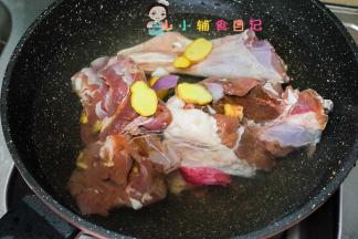 锅里加入冷水放入羊肉，加入姜片适量一点料酒煮沸去腥