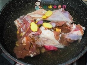 锅里加入冷水放入羊肉，加入姜片适量一点料酒煮沸去腥