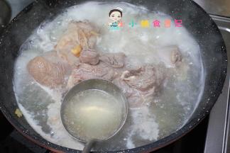 一定要开盖煮这样可以把羊膻味有效去除，煮好后捞出备用
