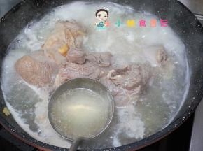 一定要开盖煮这样可以把羊膻味有效去除，煮好后捞出备用