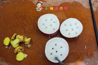 准备两段白萝卜用筷子扎几个洞 这是炖汤吸羊膻味的