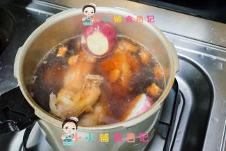 准备一个高压锅放入羊肉，水大概末过羊肉9成满加入生抽15g 白萝卜2段 料酒15g 醋2g，生抽的量根据个人口味添加，宁愿少一点也不要太多太咸