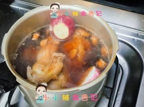 准备一个高压锅放入羊肉，水大概末过羊肉9成满加入生抽15g 白萝卜2段 料酒15g 醋2g，生抽的量根据个人口味添加，宁愿少一点也不要太多太咸