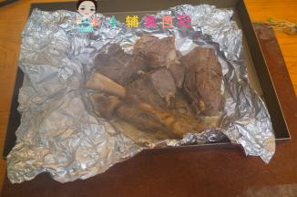 烤箱200度预热，把羊肉放在锡纸里面，表面刷一点油包上锡纸