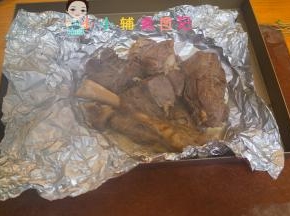 烤箱200度预热，把羊肉放在锡纸里面，表面刷一点油包上锡纸