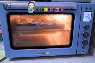 烤箱200度预热，把羊肉放在锡纸里面，表面刷一点油包上锡纸