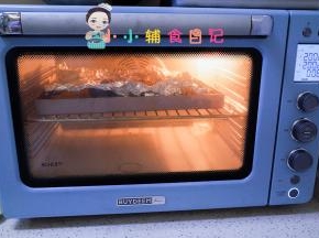 烤箱200度预热，把羊肉放在锡纸里面，表面刷一点油包上锡纸