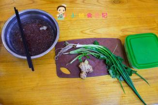 先烤20分钟拿出来，把锡纸掀开继续烤10分钟，羊肉小块可以缩短时间，根据自己家烤箱温度灵活调整一下