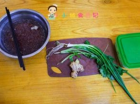 先烤20分钟拿出来，把锡纸掀开继续烤10分钟，羊肉小块可以缩短时间，根据自己家烤箱温度灵活调整一下