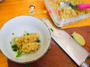 香菜蘸料：香菜一小把、羊肉原汤60g生抽30g 芝麻一小勺 糖1g搅拌均匀，根据情况倒入一小勺香油/辣椒油