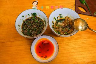 将调料全部放在小碟里备用，辣椒油根据需要添加