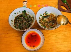 将调料全部放在小碟里备用，辣椒油根据需要添加