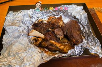 摆盘好后放一点香菜装饰一下，其中一盘我撕出来撒了一些黑胡椒