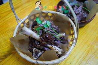 摆盘好后放一点香菜装饰一下，其中一盘我撕出来撒了一些黑胡椒