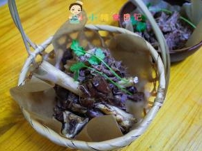 摆盘好后放一点香菜装饰一下，其中一盘我撕出来撒了一些黑胡椒