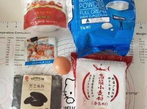 材料备齐，黄油软化。