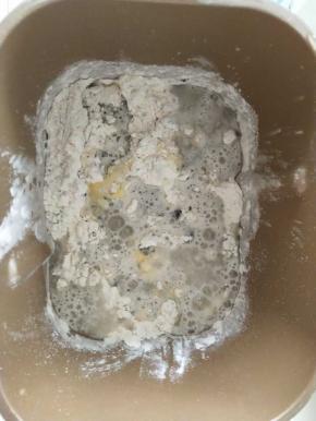 2、除黄油外所有材料放入东菱面包机揉面，自定义揉面时间。