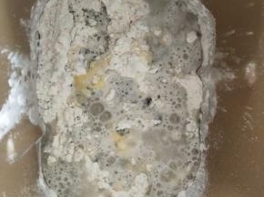 2、除黄油外所有材料放入东菱面包机揉面，自定义揉面时间。