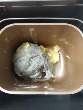 3、大概揉10分钟成团后，放入软化的黄油继续揉。