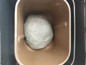 5、面团滚圆放入面包机启动发酵模式，进行发酵，自定义时间，大概70-80分钟。