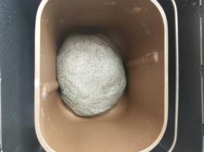 5、面团滚圆放入面包机启动发酵模式，进行发酵，自定义时间，大概70-80分钟。