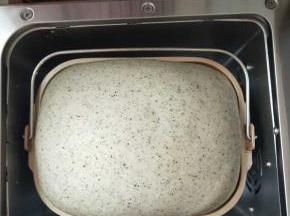 6、发酵到8分满的时候启动烘烤模式，自定义时间40分钟即可，