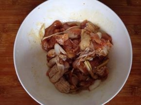 鸡肉加入葱丝、姜丝、老抽、盐、糖、白胡椒粉抓匀腌制20分钟