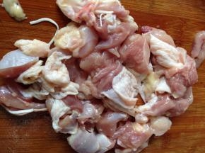 然后把鸡肉切成小块