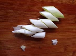 葱斜着切成小段