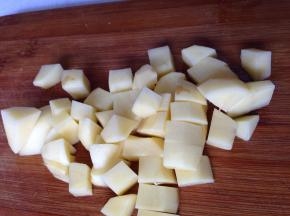 土豆去皮同理切成丁