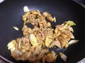 热锅加少量的油烧热倒入鸡腿、烹料酒去腥炒至变色