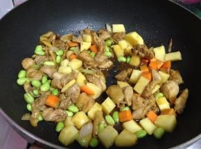 加胡萝卜丁、土豆丁、青豆、蚝油一起翻炒至上色关火，所有食材不用炒熟，炒至上色即可