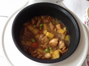 电饭煲底部倒入投洗好的大米，上面倒入炒好的食材和平齐食材的清水，水不要多，食材烹饪中还会出水的