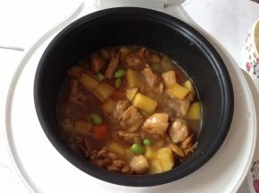 电饭煲底部倒入投洗好的大米，上面倒入炒好的食材和平齐食材的清水，水不要多，食材烹饪中还会出水的