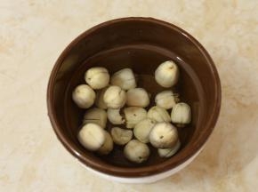 干莲子清洗干净，用水浸泡4个小时以上。