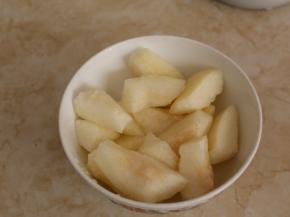 差不多剩下20分钟的时候再来处理雪梨。雪梨去皮去核，切成小块。