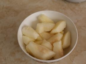 差不多剩下20分钟的时候再来处理雪梨。雪梨去皮去核，切成小块。