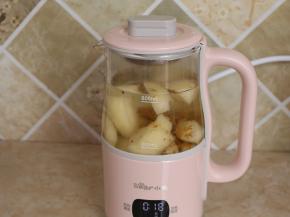 切好的雪梨放进养生壶中，再加入一大勺的糖桂花。