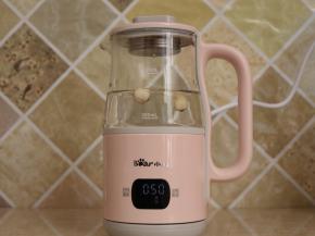 将莲子放进小熊养生壶中，加水至600ml的刻线。启动煮粥模式，用时50分钟。