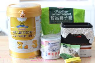 1、准备食材，各种粉的吸水率不同，炼乳可以适当增减。