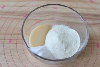 2、容器中，放入奶粉，椰子粉，炼乳，炼乳可以先加入20克，成团后再决定是否添加。