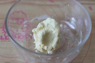 3、用勺子扮成团，用手感受一下软硬，如果太硬，再加入少量的炼乳。