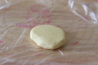 4、带好一次性不粘手套，揉到光滑，软硬适中的状态，放到保鲜袋中。