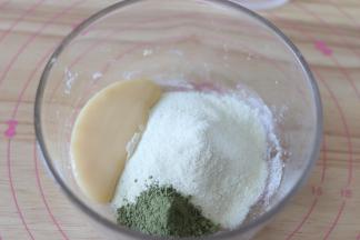 5、容器中，放入奶粉抹茶粉和适量的炼乳。