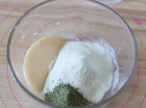 5、容器中，放入奶粉抹茶粉和适量的炼乳。