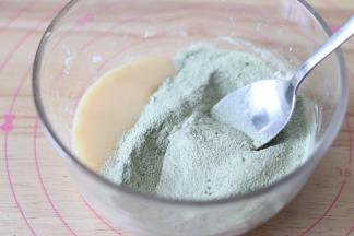 6、奶粉和抹茶粉，先搅拌匀，再和炼乳拌匀。同样再揉成光滑的抹茶团。